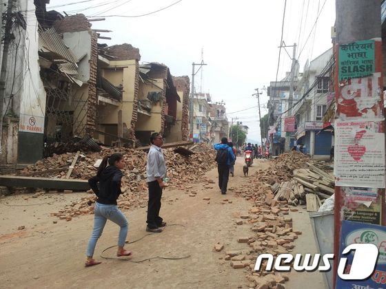 네팔 수도 카트만두 인근에서 규모 7.8 지진이 발생해 소방서와 인근 건물들이 무너져 있다. (월드비전 제공) 2015.4.26/뉴스1 © News1