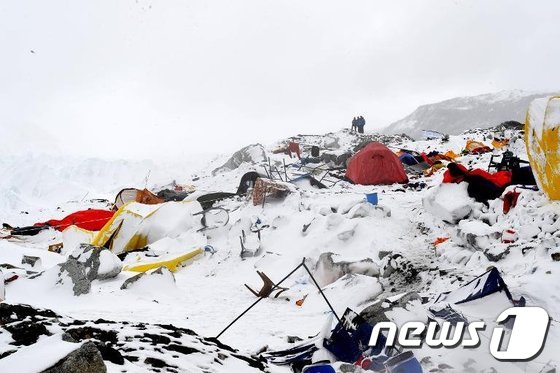 25일(현지시간) 네팔을 강타한 지진으로 인해 눈사태가 발생한 에베레스트 베이스캠프. © AFP= News1