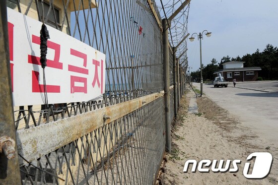강원 강릉 연곡해변 일대의 군 철책선. © News1 서근영 기자
