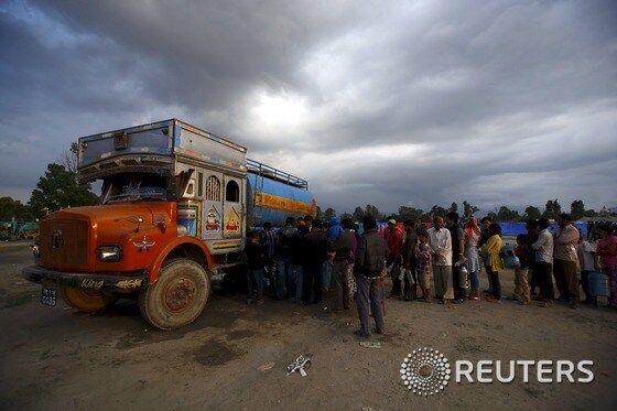 네팔 수도 카트만두에서 이재민들이 식수를 배급받기 위해 트럭 앞에 줄서있다. © 로이터=뉴스1