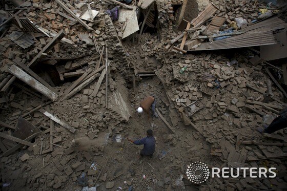 네팔 남성이 지진으로 무너져내린 집 잔해 속에서 가족들을 애타게 찾고 있다. © 로이터=뉴스1