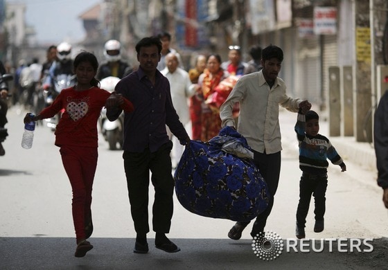  26일 네팔에서 강력한 여진이 발생하자 한 가족이 다급히 몸을 피하고 있다. © 로이터=뉴스1