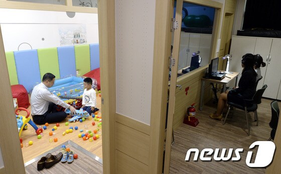 서울 서초구 서울가정법원 면접교섭센터(이음누리)에서 교섭위원들이 부모와 자녀의 모습을 모니터링하고 있다. © News1 안은나 기자