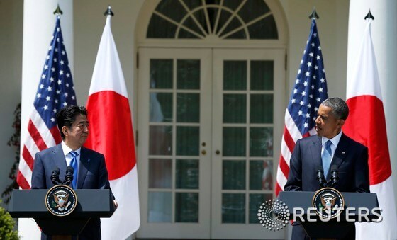 버락 오바마 미국 대통령(오른쪽)과 아베 신조 일본 총리가 28일(현지시간) 백악관에서 정상회담을 가진 후 공동 기자회견을 열고 있다. © 로이터=뉴스1