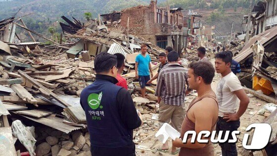 기아대책 긴급구호팀이 지난 28일(현지시간) 네팔 신두팔촉지역 주민들과 피해상황 등을 조사하고 있다. (기아대책 제공) © News1