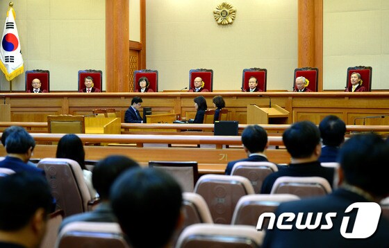 박한철 헌법재판소장과 재판관들이 서울 종로구 재동 헌법재판소 대심판정에 자리하고 있다. /뉴스1 © News1 박정호 기자