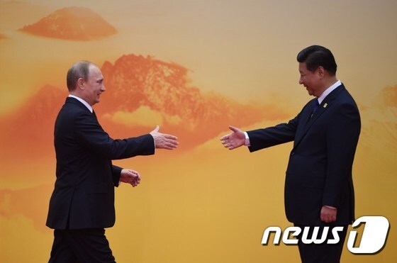 지난해 아시아태평양경제협력체(APEC) 정상회의에서 만난 블라디미르 푸틴 러시아 대통령(왼쪽)과 시진핑 중국 국가주석.© AFP=뉴스1