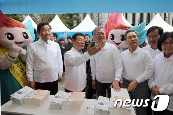 새정치민주연합 문재인 대표와 우윤근 원내대표가 6일 오전 서울 여의도 국회도서관 앞에서 열린 