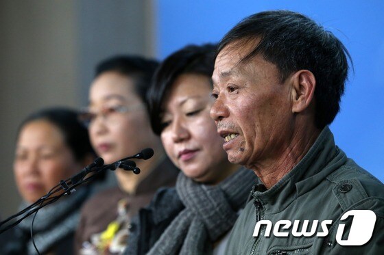 베트남전 민간인 학살 피해자인 응우옌떤런(오른쪽)·응우옌티탄(왼쪽)씨가 6일 서울 여의도 국회 정론관을 찾아 기자회견을 열고 학살 당시 상황을 증언하고 있다. © News1 한재호 기자