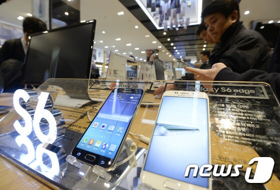 삼성전자의 최신 스마트폰 갤럭시S6(왼쪽)와 갤럭시S6엣지. /뉴스1 © News1 안은나 기자