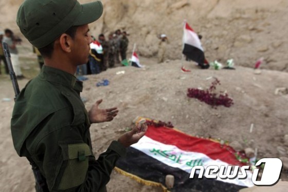 4일(현지시간) 이라크 정부군 병사들이 티크리트에서 숨진 동료를 추모하고 있다.© AFP=뉴스1