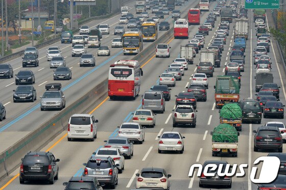 경부고속도로 수원신갈IC 부근 양방향으로 차량 정체현상을 보이고 있다./뉴스1 © News1 이재명 기자