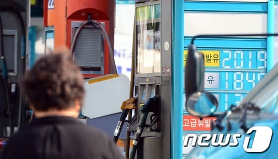 지난 10일 오후 서울 시내의 한 주유소에 보통 휘발유가 리터당 2019원에 판매되고 있다. © News1 양동욱 기자