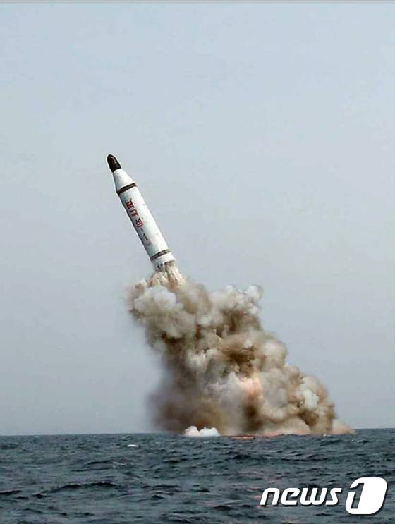 북한의 전략잠수함 탄도미사일 북극성 발사 장면. (로이터 동영상 캡처) 2015.5.10/뉴스1 © News1 국종환 기자