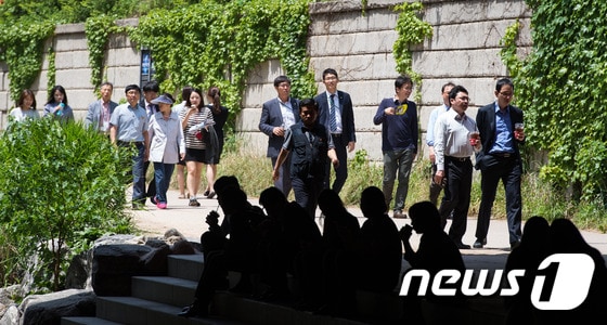 점심시간을 맞아 서울 청계천을 산책하는 직장인들./뉴스1 © News1 유승관 기자