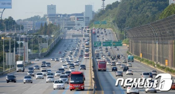 많은 차량이 오가는 고속도로./© News1