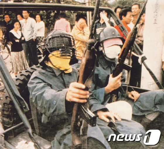 1980년 5월 당시 광주 시내에서 순찰중인 5.18 시민군 임성택씨(오른쪽)의 모습.(광주시 제공) 2015.5.14/뉴스1 © News1 황희규 기자
