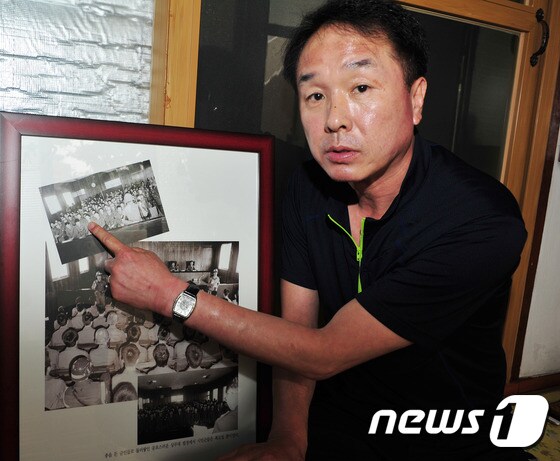 5.18 당시 복면을 쓴 시민군 사진의 주인공인 임성택씨는 15일 광주 남구 자신의 집에서 자신은 북한군이 아니라며 당시 자료들을 보여주며 설명하고 있다. 2015.5.15/뉴스1 © News1 윤용민 기자