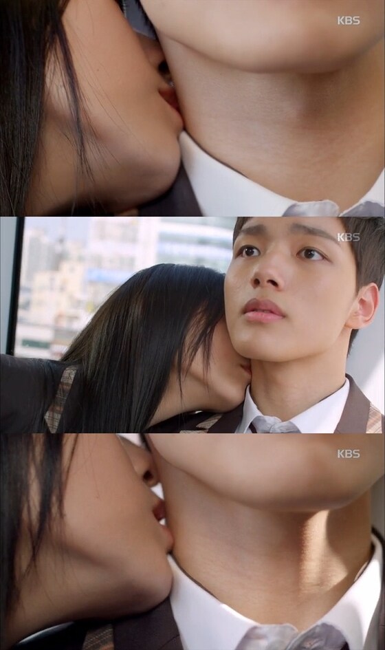 설현이 여진구의 목에 키스를 했다. © News1스포츠 / KBS2 ´오렌지 마말레이드´ 캡처