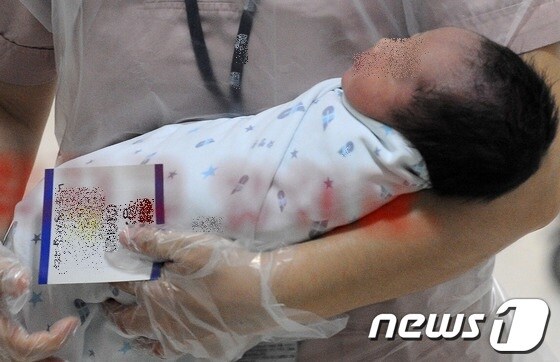 양아급사증후군을 막으려면 아기를 똑바로 눕혀 재워야 안전하다./© News1