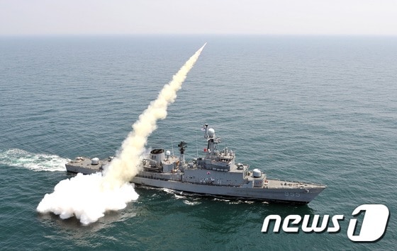 [자료사진 ]유도탄 발사 훈련 중인 마산함. (해군 제공) © News1