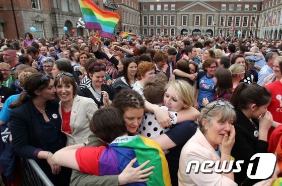아일랜드 국민들이 동성결혼 합법화 국민투표 결과를 확인한 후 기뻐하고 있다. ⓒAFP=뉴스1
