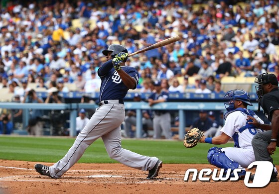 샌디에이고 파드리스 저스틴 업튼이 25일(한국시간) LA 다저스와의 경기에서 홈런을 치고 있다.© AFP=News1