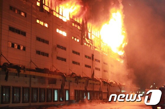 <p>25일 오전 2시16분께 경기도 김포시 고촌읍 제일모직 물류창고에서 대형 화재가 발생해 불은 약 3시간40분여 만에 진화됐다.(사진 제공=김포소방서)© News1</p>