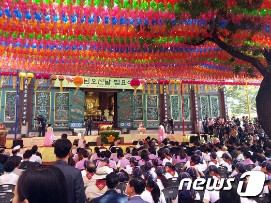 25일 서울 종로구 조계사에서 열린 불기 2559년부처님 오신날 봉축법요식에 참석한 불자들이 석가모니 탄생의 의미를 되새기고 있다. 2015.5.25/뉴스1 © News1 유승관 기자