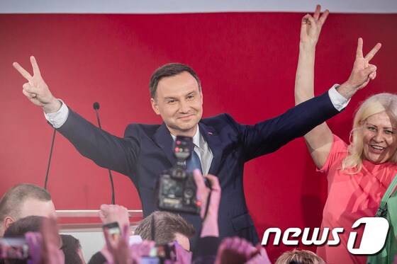 폴란드 대선 결선투표에서 승리한 안드레이 두다 후보가 승리의 브이를 들어올리고 있다. © News1
