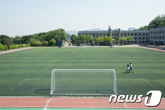 서울시내 학교운동장 '인조잔디 사라진다'