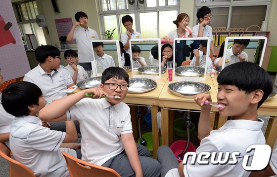 LG생활건강의 교육기부 프로그램 '빌려쓰는 지구 스쿨'에 참여한 서울 동작중학교 학생들이 지난 5월 26일 올바른 양치 방법을 배우고 있다. © News1 신웅수 기자