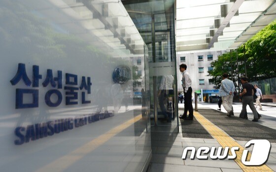 서울 서초구 삼성물산 본사에 직원들이 오가고 있다. © News1 손형주 기자
