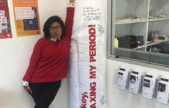 시드니 대학의 여대생 수베타 비말라라자흐가 탐폰세 반대를 요구하는 캠페인의 일환으로 만든 거대한 탐폰 에 기대고 서 있다. 탐폰에는 '호키 장관님, 저의 생리에 세금 부과를 그만 두세요'라고 적혀 있다. © News1