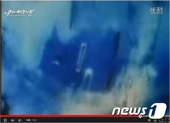 북한이 27일 '우리민족끼리'를 통해 공개한 영상 속 '잠수함발사탄도미사일(SLBM)'의 발사 장면.(우리민족끼리 캡쳐)© News1