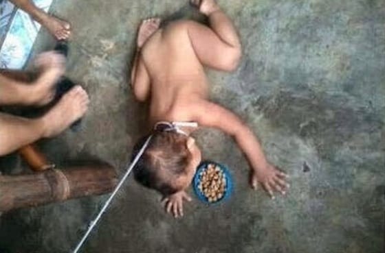 목에 밧줄을 맨 아이가 바닥에 누워있다. © News1 스포츠/ 온라인 커뮤니티