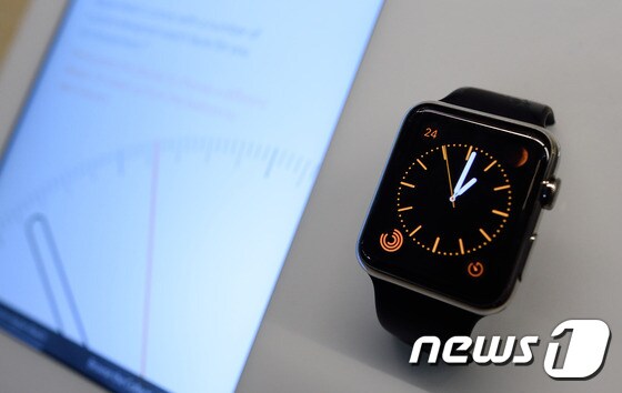 애플이 지난달 출시한 손목시계형 웨어러블 기기 '애플워치' © News1