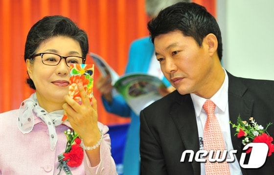 박근령 평화통일연구원 명예 이사장(왼쪽)과 신동욱 공화당 총재. 뉴스1 © News1 최창호 기자