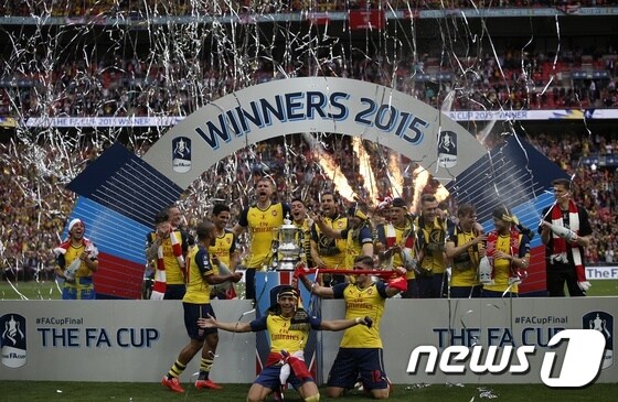 아스널의 선수들이 31일(한국시간)에 웸블리 스타디움에서 열린 아스톤 빌라와의 2014-15 잉글랜드 FA컵 우승을 차지한 뒤 기뻐하고 있다. © AFP=News1