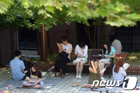 한 대학교 캠퍼스의 벤치에서 학생들이 독서를 하고 있다. (사진은 기사 내용과 관련이 없음) / (서울=뉴스1) 신웅수 기자 © News1