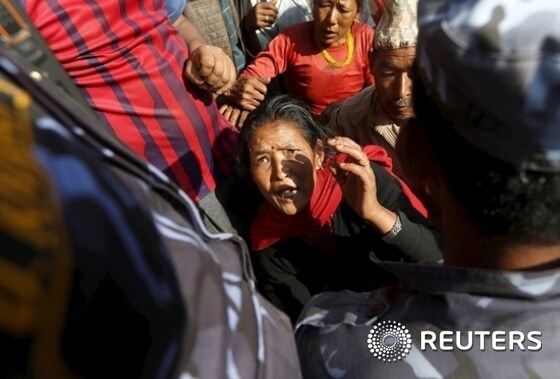 지진으로 집을 잃고 노숙하는 네팔 여인들이 3일(현지시간) 신두팔초크 마을에서 경찰에게 먹을 것을 달라고 호소하고 있다./뉴스1 © News1