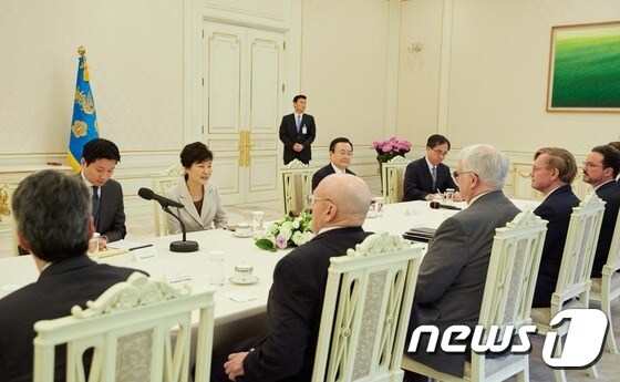 박근혜 대통령이 4일 오후 청와대에서 방한 중인 존 햄리 소장 등 미국 전략국제문제연구소(CSIS) 대표단을 접견하고 있다. (청와대 제공) 2015.5.4/뉴스1 © News1 이광호 기자