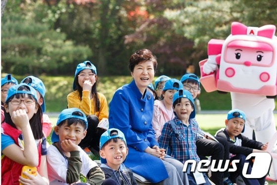 박근혜 대통령이 5일 오전 어린이날을 맞이해 청와대 녹지원에서 열린 
