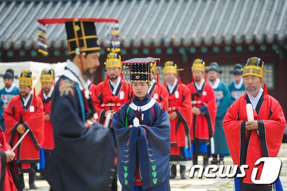 2015년 5월 8일 오후 서울시 종로구 훈정동 종묘내 정전에서 열린 궁중문화축전 '묘현례' 재현행사. 모현례는 왕세자와 세자빈 가례 후, 임금 등 왕실 가족과 함께 하는 종묘 참배의례다.<BR> (사진은 기사 내용과 무관함) / 뉴스1 © News1 2015.5.8/뉴스1 © News1 이승배 기자