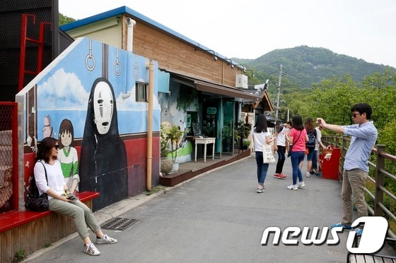 전주시 교동 자만마을에서 관광객들이 벽화거리를 배경으로 사진을 찍고 있다. /뉴스1 © News1 DB