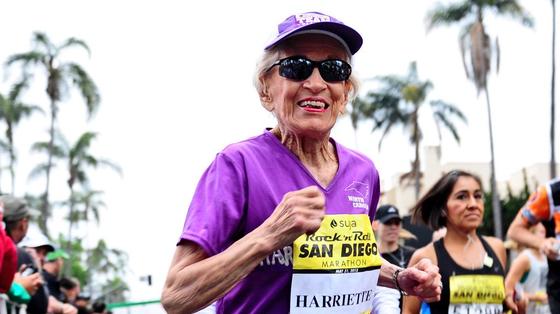 미국 캘리포니아 주 샌디에이고에서 열린 로큰롤 마라톤 경주에서 해리엇 톰슨이 92세 나이로 마라톤을 완주해 세계 최고령 여성 마라토너가 됐다. (로큰롤 마라톤 트위터) © News1