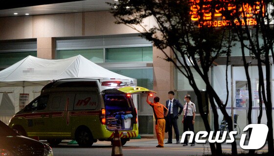 1일 오후 중동호흡기증후군(MERS·메르스) 첫 감염자와 접촉한 환자가 사망한 것으로 알려진 경기도의 한 병원에 구급대원들이 도착하고 있다. /뉴스1 © News1 이재명 기자<br><br>