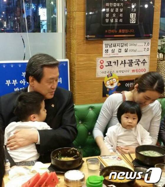 김무성 새누리당 대표가 11일 가족들과 함께 메르스 확진환자가 다녀간 뒤로 매출이 크게 감소한 부산의 한 식당에서 식사하고 있다.(김무성 대표 페이스북) © News1