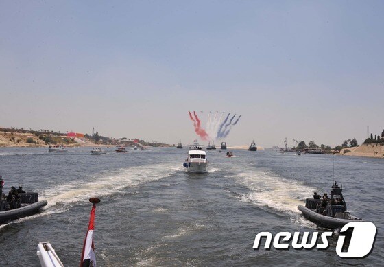 제2 수해즈운하에서 시범운항을 하고 있다© AFP=뉴스1
