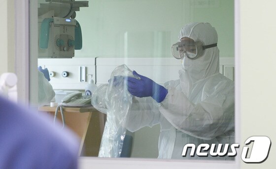 중동호흡기증후(메르스) 노출자 진료병원인 서울 은평구서북병원 음압격리병동에서 의료진들이 감염을 막기 위해 엑스레이 장비에 비닐을 씌우고 있다. /뉴스1 © News1 허경 기자